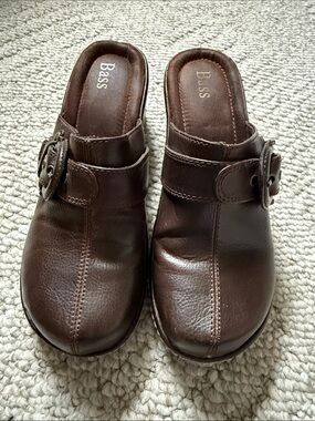 Bass Dark Brown Slip-On Clogs with Buckle - size 6